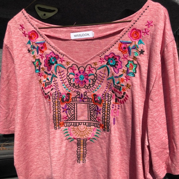 MISSLOOK Tops - MISSLOOK red embroidered flower top, 3XL